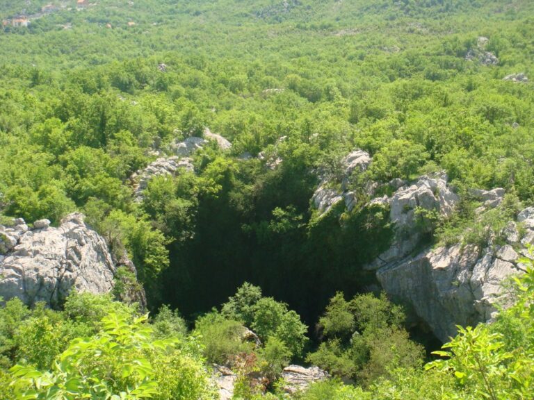 Vranjača Cave Tour from Split